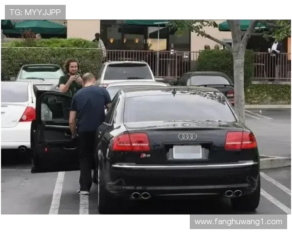 莫兰特家车库比我家还大,里面停的车比我见过的都贵